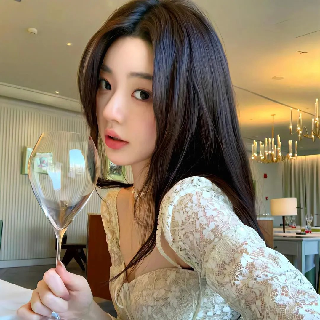她在这里